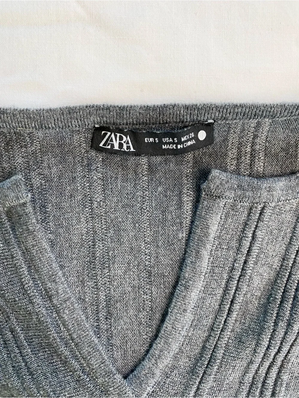 Zara Ribbed Gray V-Neck Sweater - Picture 2 of 2